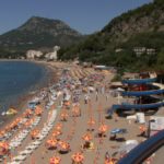 V Sutomore můžete odpočívat i bez plavek