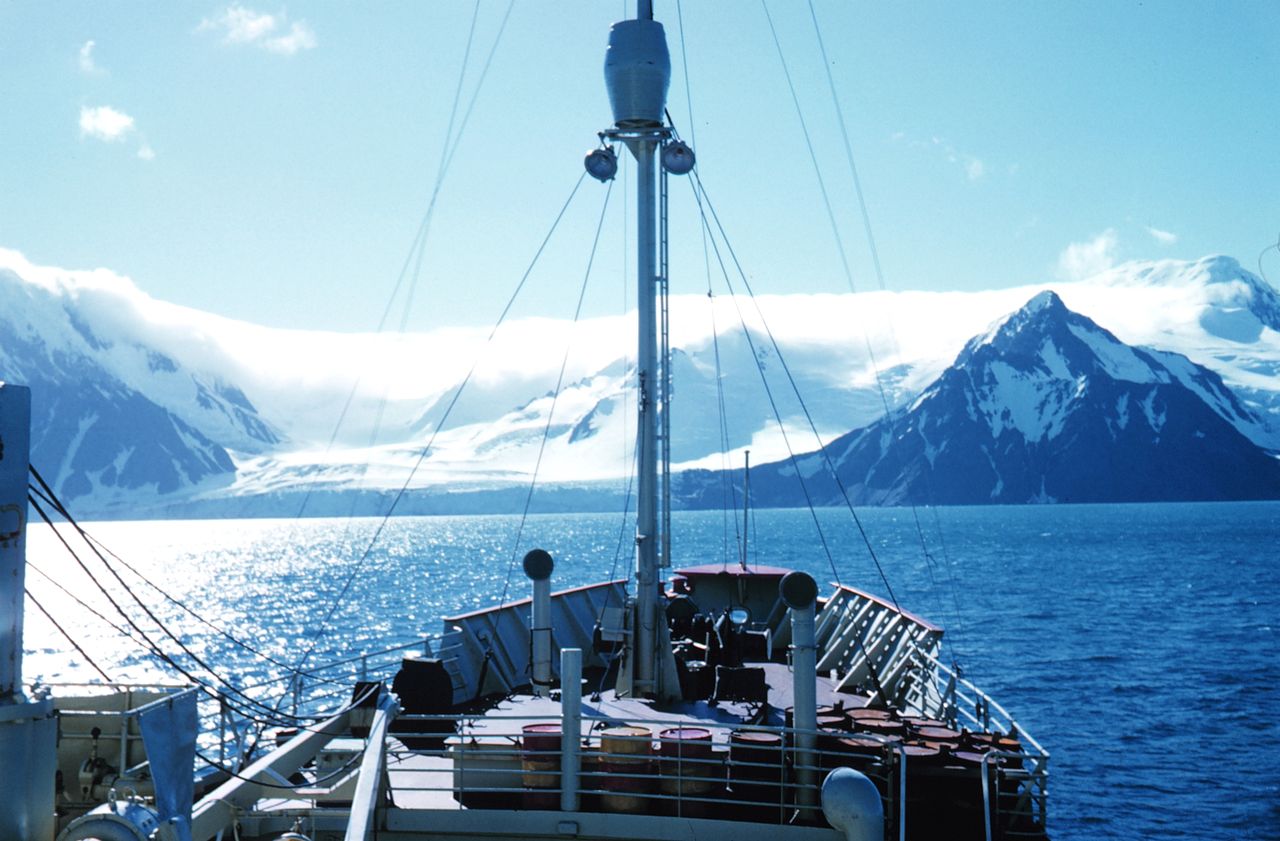 1280px-Elephant_Island_NOAA.jpg