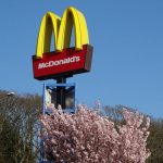 Do rakouského McDonaldu si může americký turista přijít i pro pomoc se ztraceným pasem