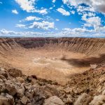 Pozůstatky dopadu meteoritů jsou obrovské. Některé krátery měří stovky kilometrů