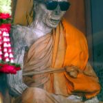 Luang Pho Daeng, mumie, která nosí sluneční brýle a rozhodně neděsí