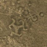 V Kazachstánu najdete obří svastiku uprostřed pusté stepi. Její historie se stále odkrývá