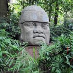 Kamenné hlavy vydávají svědectví o rozvinuté starověké civilizaci