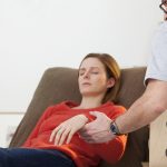 Věříte na hypnózu? Může potlačit bolest i vyvolat falešné vzpomínky. Ne ale u každého