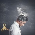 Vyčerpaný mozek. Přemíra informací a technologií nám bere důležité schopnosti