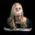 Oběti, které milují své únosce – to je záhadný Stockholmský syndrom