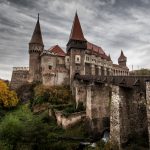 Tajemné pověsti spojené s těmito hrady nahání husí kůži. Přesto lákají davy turistů