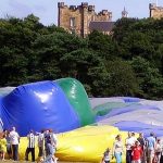 Bizarní nehody: Pivní potopa, nechtěný let nebo ulepený Boston