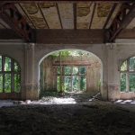 Ruiny sanatoria ukrytého v lesích kolem sebe šíří atmosféru strachu a smrti