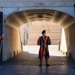 Ochránci papeže: Musí splňovat přísná pravidla a nosí oblečení šité v Česku