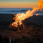 Netradiční zvyky v Evropě – barvení vajec červeně, nebo skákání přes oheň