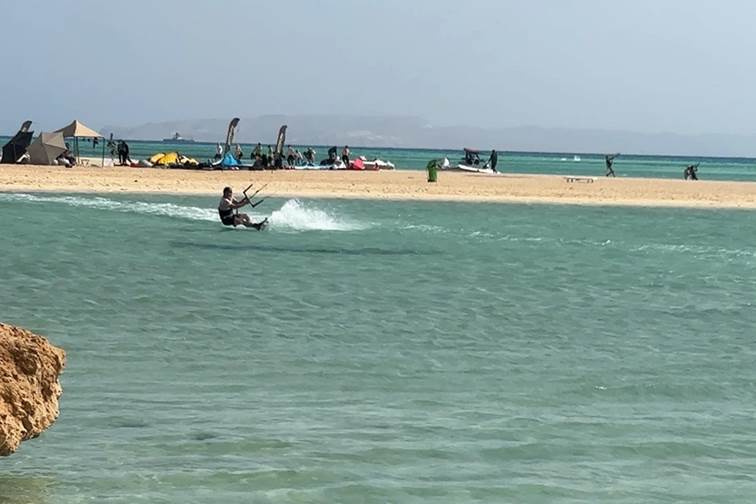 Obsah obrázku venku, voda, surfing, sport

Obsah generovaný pomocí AI může být nesprávný.