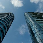 Dosáhnout až k nebi: Které mrakodrapy letos porostou nejvýš?